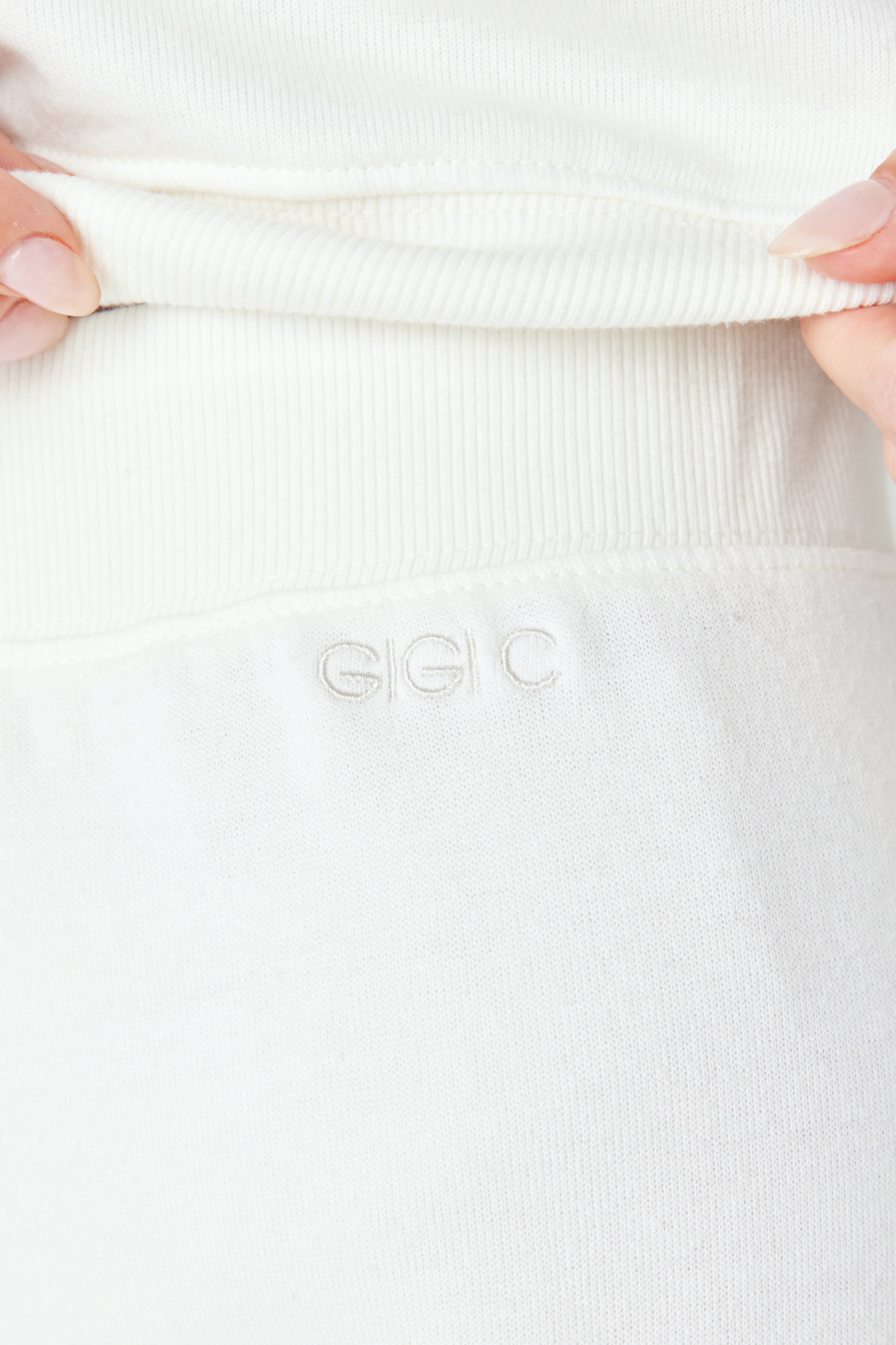 Harlow Fleece Plant in Pearl White GIGI C Logo Detail 